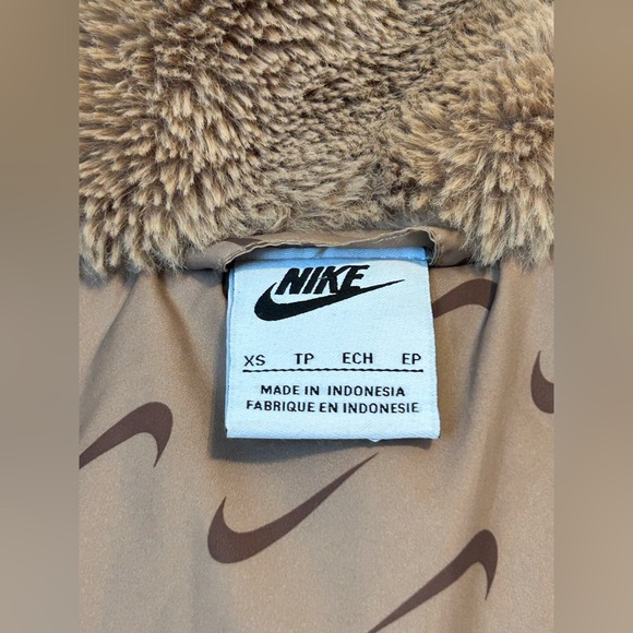 Nike sportswear women’s Faux Fur Coat with Bold Purple Swoosh size XS - Picture 11 of 17